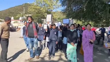 अरावली को बचाने सड़कों पर उतरे बच्चे, उदयपुर में फतेहसागर झील के किनारे तख्तियां लेकर निकाली रैली
#udaipur #mewar #tren...