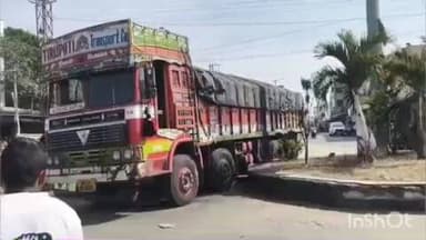 పరిగి: పరిగి పట్టణంలో డీసీఎంను తప్పించే క్రమంలో అదుపుతప్పిన లారీ