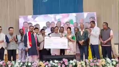 তিনিচুকীয়া: বৰগুৰিৰ জানমুখ খেলপথাৰত মহিলা উদ্যমিতা আঁচনিৰ চেক প্ৰদান মুখ্যমন্ত্ৰী ড° হিমন্ত বিশ্ব শৰ্মাৰ