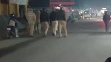 #ब्रेकिंग :- #चन्दौली एसपी आदित्य लांघे के आदेश पर सख्त अभियान
-- सार्वजनिक स्थानों पर शराब पीने वालों के खिलाफ अभियान...