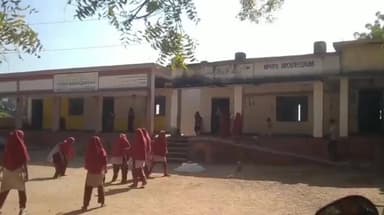 జుక్కల్: ఉర్దూ మీడియం ఉన్నత పాఠశాలలో ఉపాధ్యాయుల కొరత, విద్యార్థుల తల్లిదండ్రుల ఆవేదన, వెంటనే ఎస్ఏ పోస్టులను భర్తీ చేయాలి