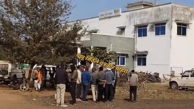 परिच्छा रोड पर चल रहे सडक निर्माण कार्य मे सडक ठेकेदार के डम्पर ने युवक मे मारी टक्कर जिससे मौके पर युवक की मौत