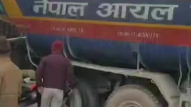 খড়িবাড়ি: খড়িবাড়ির পানিট্যাংকি চেকপোষ্টে দুর্ঘটনার কবলে পড়লো একটি লরি