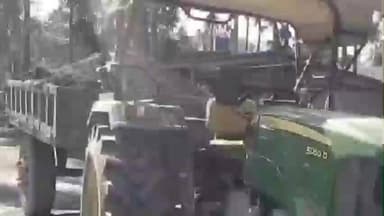 মাথাভাঙা ২: ভোজনের ছড়া এলাকা থেকে অবৈধভাবে মাটি বোঝাই করে বহনের দায়ে নিশিগঞ্জ ফাঁড়ির পুলিশ একটি ট্রাক্টর সহ ১ জনকে গ্রেপ্তার করল