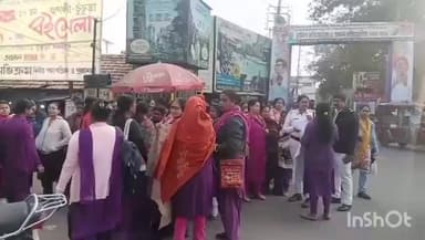 চুঁচুড়া-মগরা: চুঁচুড়ার ঘড়ির মোড়ে বিক্ষোভ সভা করে কর্ম বিরতি পালন করল অস্থায়ী পৌর স্বাস্থ্যকর্মীরা