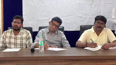 మెట్పల్లి: ఎలక్ట్రిసిటీ అధికారులతో సమీక్ష సమావేశం నిర్వహించిన
కోరుట్ల ఎమ్మెల్యే డాక్టర్ కల్వకుంట్ల సంజయ్