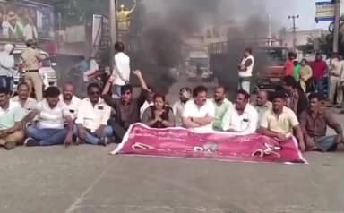 కోడూర్ : JAC ఆధ్వర్యంలో టోల్ గేట్ వద్ద బైఠాయించిన నిరసన కారులు