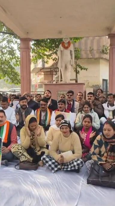 हरदोई केंद्र सरकार द्वारा महात्मा गांधी राष्ट्रीय रोजगार गारंटी योजना (मनरेगा) का नाम बदले जाने के निर्णय के विरोध में आ...