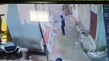 झांसी: सत्यम कॉलोनी निवासी उमेश साहू पर पड़ोसी सनी वर्मा ने चाकू से किया हमला, हुई मौत, घटना सीसीटीवी में कैद