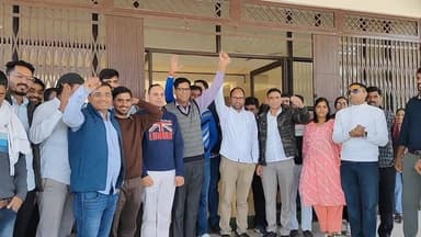 पीडब्ल्यूडी अधिकारी के साथ हुई मारपीट को लेकर अधिकारियों का विरोध प्रदर्शन #live #viral #didwanajila