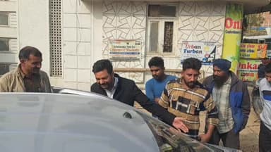 सिरसा: सरकुलर रोड पर पिकअप और कार की टक्कर, चालक उलझे, सूचना पाकर डायल 112 पुलिस टीम पहुंची