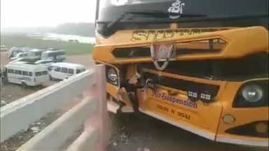 పట్టణంలోని భక్తకన్నప్ప వంతెనను ఢీకొన్న బస్సు, తప్పిన పేను ప్రమాదం