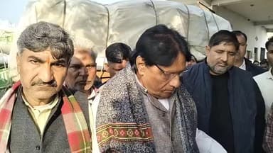 बाह: पिनाहट बाजरा खरीद केंद्र पर पहुंच सपा नेता रामजीलाल सुमन
किसानों को बाजरा बेचने के दौरान