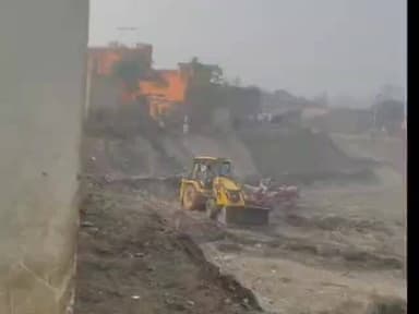 हसनपुर: हसनपुर तहसील क्षेत्र में धड़ल्ले से चल रहा बालू खनन का कारोबार, वीडियो हुआ वायरल