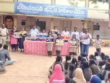 పుంగనూరు: విద్యార్థులు చెడు వ్యసనాలకు బానిస కారాదని ఎస్ఐ షేక్షావలి సూచించారు.