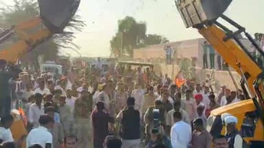 चौहटन: चौहटन के खारा गगला गांव में पंचायत मंत्री एवं भाजपा नेताओं का जेसीबी मशीनों से हुआ स्वागत