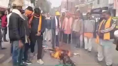 ज्ञानपुर: बांग्लादेश में हिंदुओं पर अत्याचार के विरोध में विहिप और बजरंग दल का प्रदर्शन, ज्ञानपुर में पुतला दहन