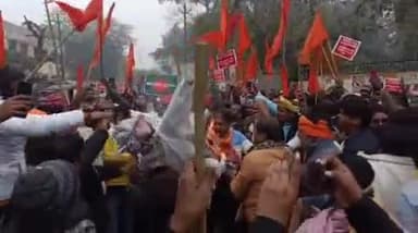 फर्रुखाबाद: बांग्लादेश में हिंदू युवक की जघन्य हत्या के विरोध में हिंदूवादी संगठनों ने कलेक्ट्रेट तक निकाला विरोध मार्च