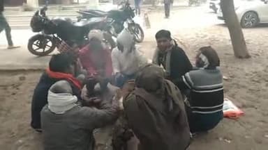 अमृतपुर: अमृतपुर तहसील में धुएं में तपते फरियादी शीतलर में अधिकारियों से मिलने पहुंचे, धुआं निकलते देख आग के सहारे बैठ गए