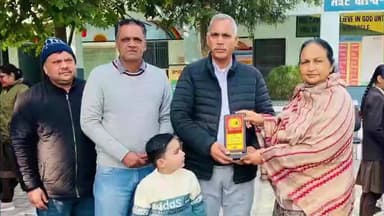 ਨਵਾਂਸ਼ਹਿਰ: ਹਲਕਾ ਬਲਾਚੌਰ ਤੋਂ ਵਿਧਾਇਕ ਸੰਤੋਸ਼ ਕਟਾਰੀਆਂ ਨੇ ਸਕੂਲ ਵਿਚ ਬੱਚਿਆਂ ਨੂੰ ਗਰਮ ਕੋਟੀਆਂ ਵੰਡੀਆਂ