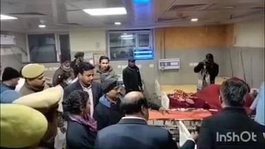 लखीमपुर: मुरादनगर के पास क्रास करते समय यात्रियों से भरी बस पलटी, 6 लोग घायल, डीएम-एसपी पहुंचे जिला अस्पताल, घायलों का जाना हाल