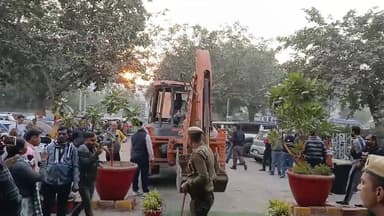 NIT-5 में ‘BTW बिट्टू टिक्की वाला’ पर निगम का डंडा, कोर्ट के आदेश पर रेस्टोरेंट सील और तोड़फोड़...
#encrochment
#police
...