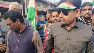 ইসলামপুরের রাস্তা দুধ দিয়ে ধুয়ে অধীরকে স্বাগতম জানাচ্ছেন কংগ্রেসকর্মীরা