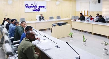 चमोली: गोपेश्वर में जिलाधिकारी ने जिला स्तरीय आधार मॉनिटरिंग समिति की बैठक ली