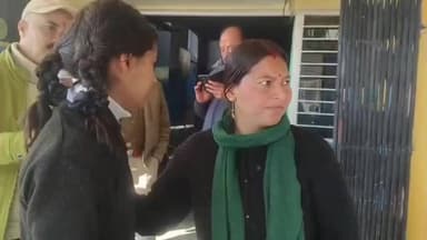 चमोली: गोपेश्वर में विद्यालय के पास झाड़ियों में भालू दिखा, डर के मारे भागने पर छात्रा गिरी और बेहोश हुई