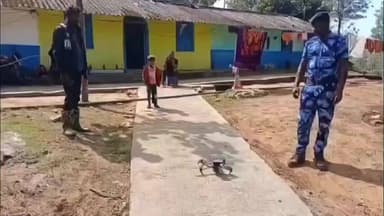 பந்தலூர்: காவயல் அரசு தேயிலை தோட்ட குடியிருப்பு அருகே முகாமிட்டுள்ள யானைகள் ட்ரோன் மூலம் கண்காணிப்பு