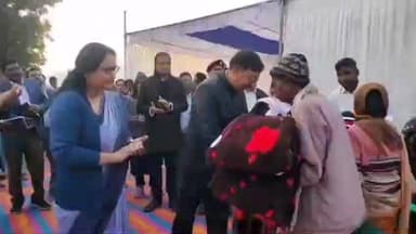सिमडेगा: कड़ाके की ठंड को देखते हुए प्रमंडलीय आयुक्त और डीसी ने सिमडेगा में कंबल बांटे