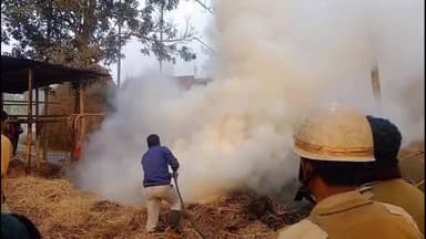 সীতাই: সিতাই তামাগুড়িতে ট্রাক্টর চালিত থ্রেসারের আগুনে পুড়ল খড়ের গাদা!