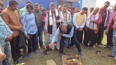 পাণ্ডবেশ্বর: ২ কোটি ২৬ লক্ষ টাকা ব্যয়ে বিলপাহাড়ি গ্রামের সীমানা প্রাচীর নির্মাণের শুভারম্ভ
পাণ্ডবেশ্বরে