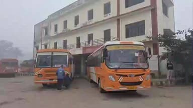 ज़मानिया: गाजीपुर में कड़ाके की ठंड और घने कोहरे ने रोडवेज के लिए मुसीबत खड़ी की, 25-30% घटे यात्री, बसों की रफ्तार भी हुई आधी