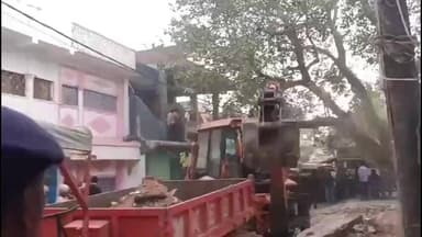 फुल्लीडूमर: खेसर बाजार की सरकारी हाट को अतिक्रमण मुक्त कराने के लिए दिनभर चला बुलडोजर, अतिक्रमणकारियों ने मांगी मोहलत