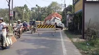 বারুইপুর: গাড়ির চাকা খুলে বিপত্তি দিঘির সান এলাকায়