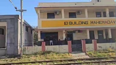 મહેમદાવાદ: રેલવેસ્ટેશન પર કપીરાજના બચ્ચાને કરંટ લાગતા તેને બચાવવા લોકોએ કર્યાં પ્રયાસ, બચ્ચાની માઁ પણ બની મમતાનું ઉમદા દ્રષ્ટાંત