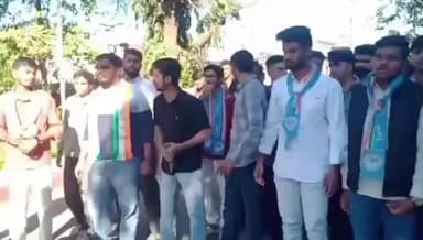 વડોદરા ઉત્તર: MSU હેડ ઓફિસ ની તાળાબંધી કરવા ગયેલ NSUI ના કાર્યકરો ની પોલિસ એ અટકાયત કરી