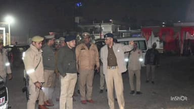 फरेंदा: हिंदू सम्मेलन को लेकर बरदहिया बाजार स्थित कार्यक्रम स्थल का एसपी ने किया निरीक्षण