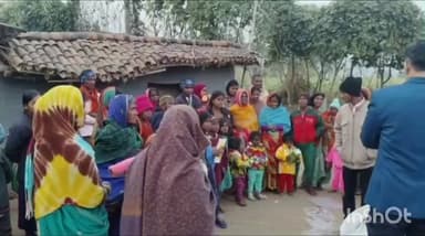 बरडीहा: हरिगांवां मुसहर टोली में एसडीओ ने 'आइये खुशियाँ बाँटें' अभियान के तहत आदिवासी टोला में गर्म वस्त्रों का वितरण किया