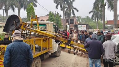 नौतनवा: नौतनवा तहसील में टूटकर गिरा लिफ्टर, कर्मी घायल, लोग बाल-बाल बचे