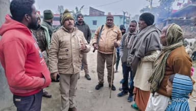 नौतनवा: सेमरहवा गांव के पास तेंदुआ निकलने की सूचना पर रेंजर ने वन कर्मियों के साथ किया गश्त