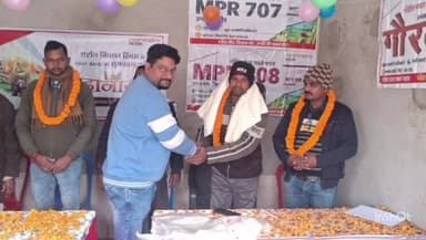 नौतनवा: रेहरा गांव के पास किसानों को अंग वस्त्र देकर किया गया सम्मानित