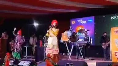 पंचकूला: सेक्टर 5 के स्वदेशी मेले में पंजाब के मशहूर गायक कंवर ग्रेवाल की लाइव परफॉर्मेंस, उमड़ी लोगों की भीड़