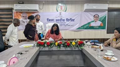 कलेक्टर श्रीमती तुलिका प्रजापति ने आज कलेक्ट्रेट सभाकक्ष में आयोजित साप्ताहिक जनदर्शन में जिले के विभिन्न क्षेत्रों से प...