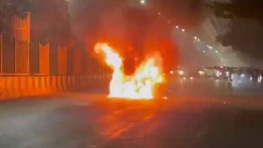 #नोएडा में बीच सड़क पर दिखा आग का गोला ,सड़क हुई खाली
चलती गाड़ी में लगी भीषण आग,कार में आग के बाद हुआ ब्लास्ट चालक ने...