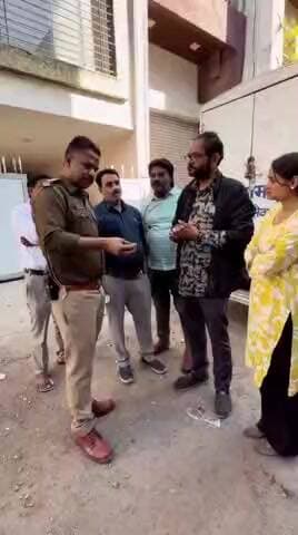 कितना पैसा कमाना है.?
पति-पत्नी को मरे 30 दिन हो गए, दो बच्चे अमेरिका में सेंटल हैं। अरबों की सम्पत्ति. इंदौर की घटना.