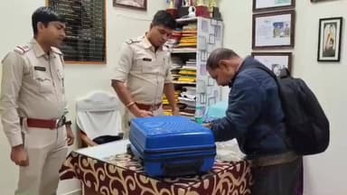 গোসাবা: সুন্দরবনে বেড়াতে এসে নগদ টাকা সহ হারানো ব্যাগ গোসাবা পুলিশের তৎপরতায় খুঁজে পেলেন পর্যটক মঙ্গলবার সন্ধ্যায়