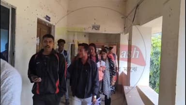 পরীক্ষা পিছনের দাবিতে আন্দোলনে কলেজের ছাত্র-ছাত্রীরা