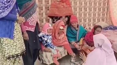 जगाधरी: महमूदपुर गांव में इंसाफ के लिए घर के बाहर बैठी पत्नी के सब्र का बांध टूटा, ताला तोड़कर घर में की एंट्री